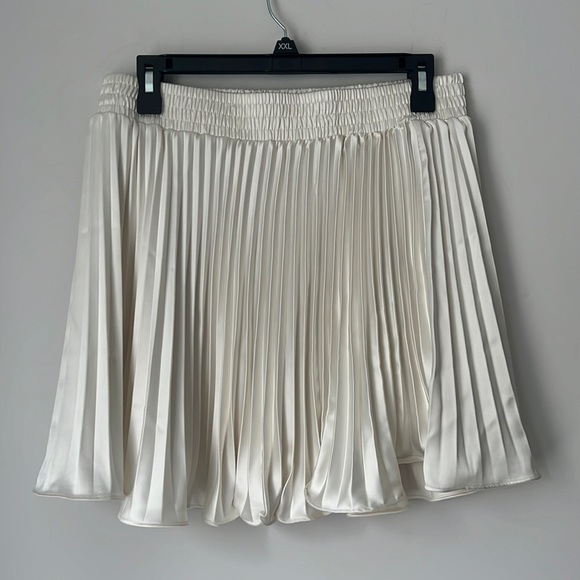 Endless Rose Dresses & Skirts - Endless Rose Ladies Pleated Preppy Cream Skirt Sz Lg 🍒